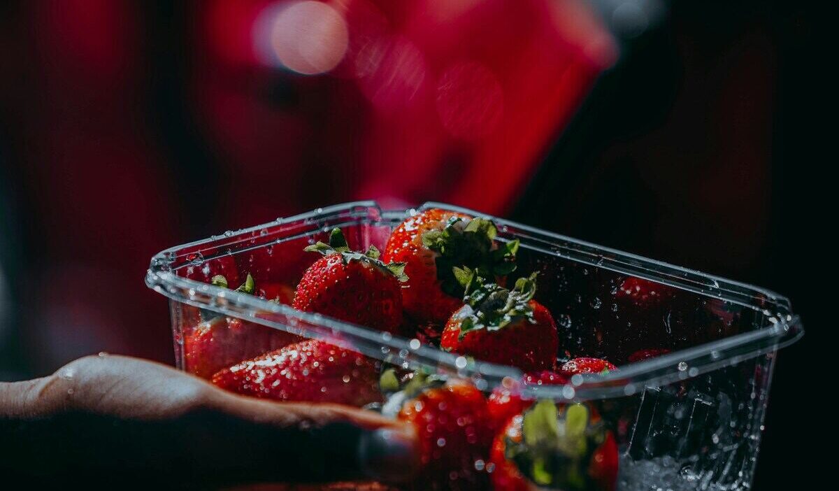 how long do strawberries last in the fridge